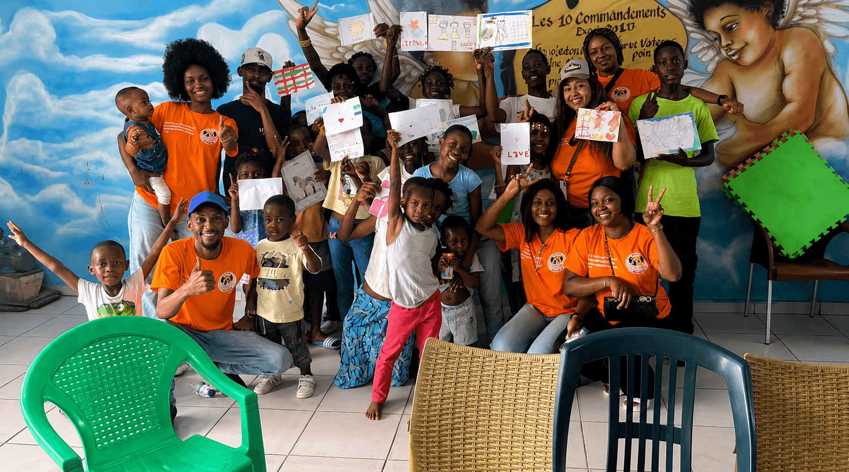 Enfants gabonais souriants au coucher du soleil